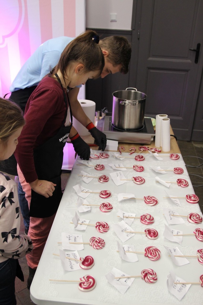 Warsztaty robienia słodyczy na Dworcu Kulturalnym w Wieluniu [FOTO, FILM]