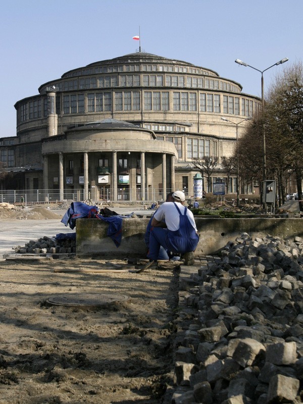 Kwiecień 2005, remont nawierzchni przed halą