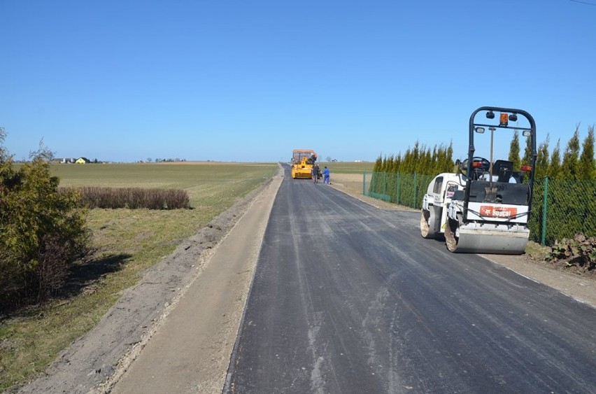 Władze samorządowe gminy Ciechocin zakończyły budowę kilometra drogi asfaltowej w Piotrkowie