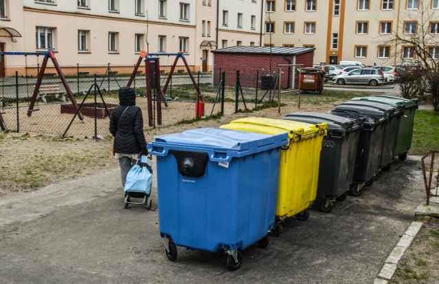 Metale i tworzywa sztuczne wrzucamy do pojemników żółtych, papier do niebieskich, szkło do zielonych, bioodpady do brązowych, a odpady zmieszane do pojemników szarych/czarnych.

Więcej o zasadach segregacji odpadów w Bydgoszczy na kolejnych slajdach. Zobacz zdjęcia pojemników, które nie zostały opróżnione w Fordonie przez ProNaturę ►