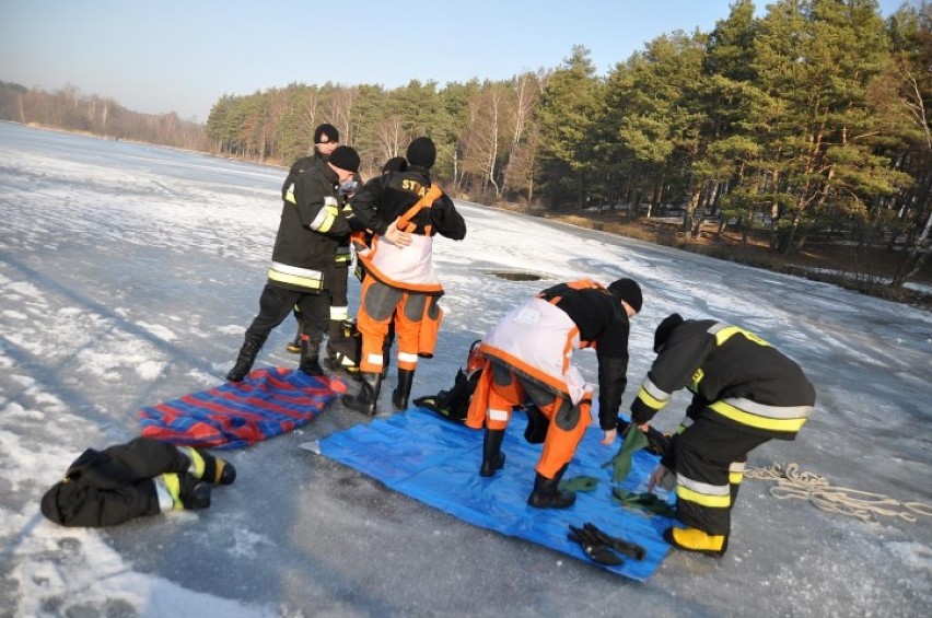 Zimowe ćwiczenia strażaków z Miastka i Bytowa