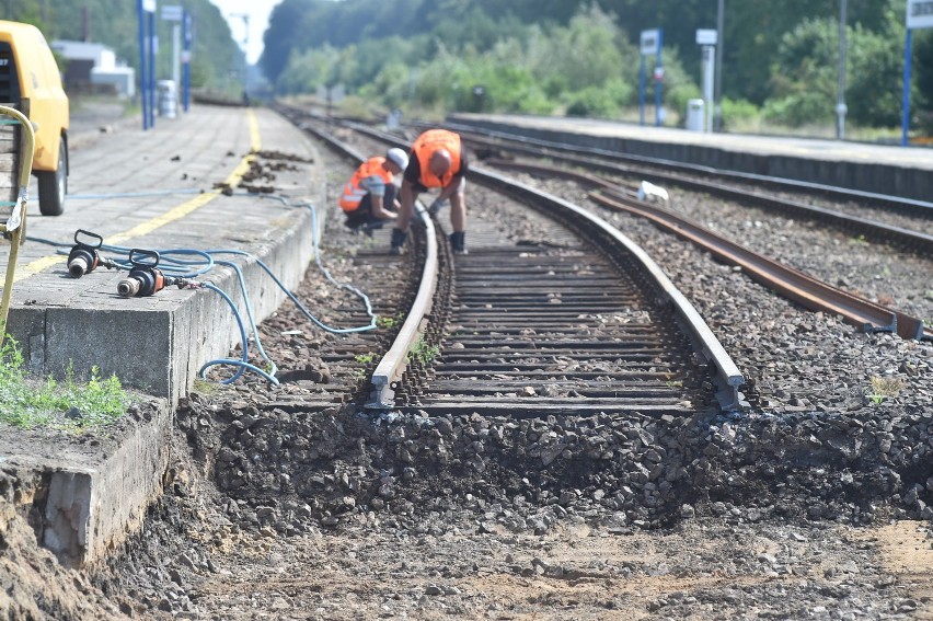 Na Osieckiej remontują przejazd kolejowy. Rowerzyści i piesi mogą się przedostać [ZDJĘCIA]