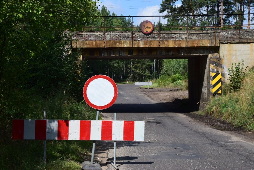 Remontują wiadukt kolejowy nad drogą Pajęczno-Siemkowice. Objazd do połowy listopada. Nowe oblicze zyska także stacja w Chorzewie ZDJĘCIA