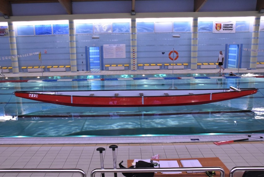 Smocze łodzie na basenie - pierwsze zawody "Wiosłujemy dla WOŚP" w Człuchowie za nami! ZDJĘCIA