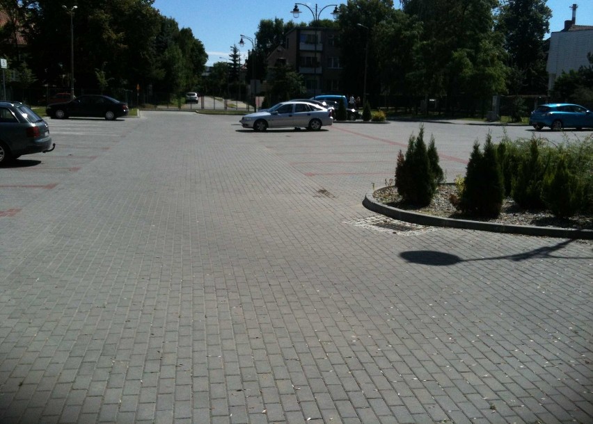 Malbork. Powstaje nowy parking na zapleczu ul. Kościuszki, a inny przy ul. Wareckiej stoi pusty
