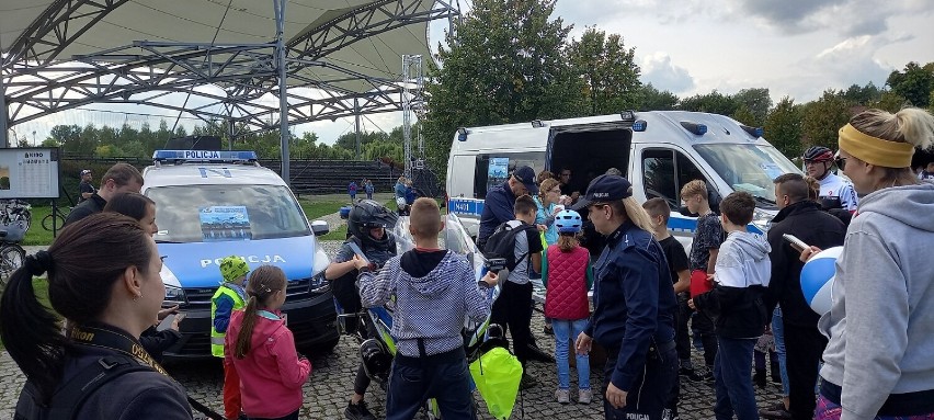 Pruszczańska policja zorganizowała Dzień Otwarty. Mieszkańcy poznali tajniki pracy mundurowych |ZDJĘCIA