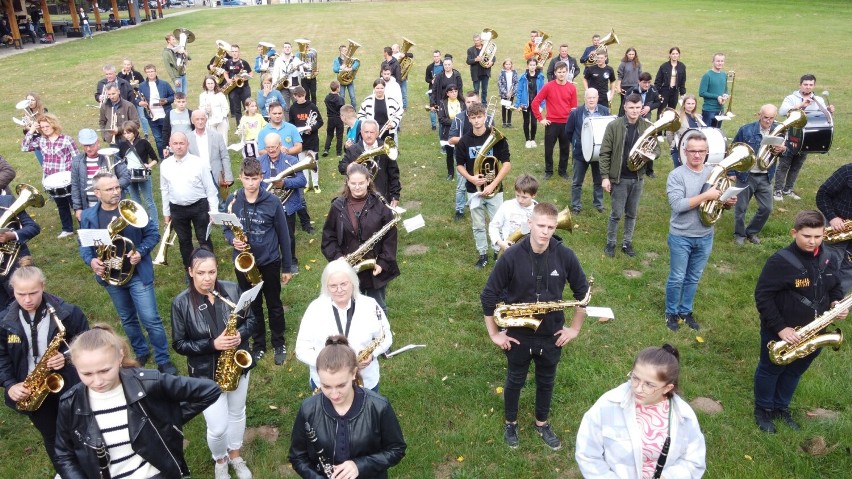 Z marszem do nieba bram. Blisko 150 muzyków z 8 orkiestr zabrzmiało w Pawłowicach
