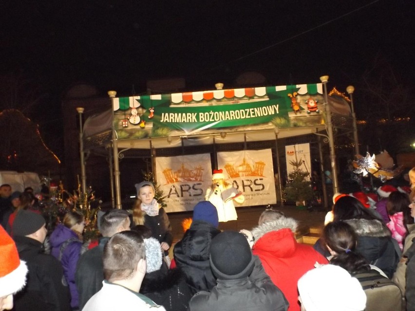 Mikołajki w Płocku. Mieszkańcy bawili się przed ratuszem a na koniec zapalili świąteczną iluminację