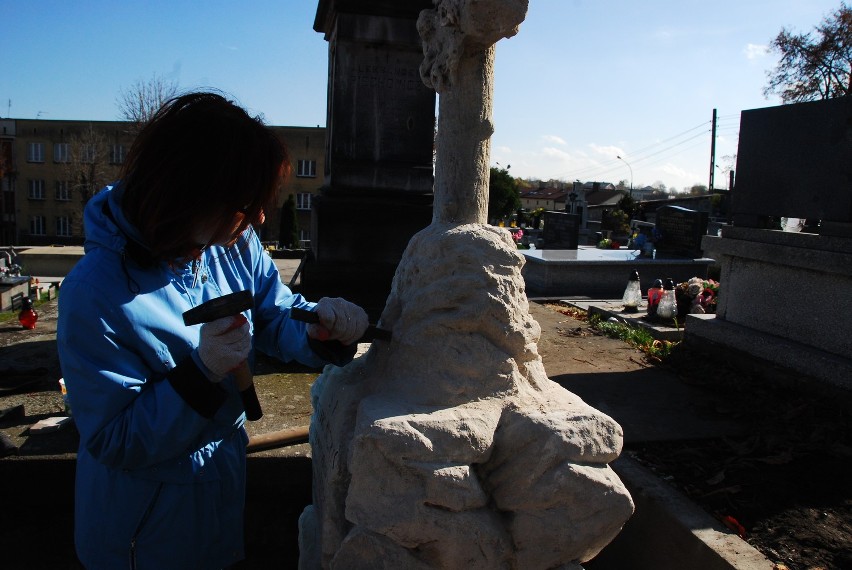 Zabytkowe pomniki trafiły na cmentarz w Będzinie