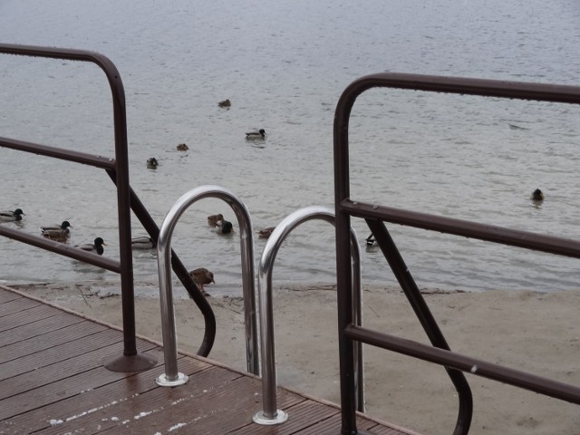 Od pomostu do nawierzchni plaży coraz dalej.