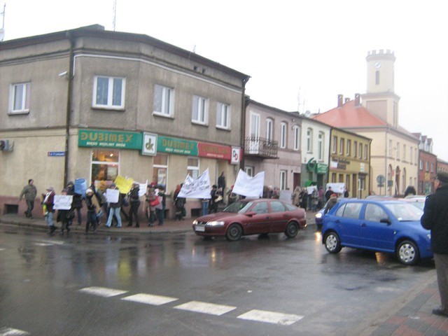 Likwidacja szkół w Ośnie Górnym i w Marianowie. Nauczyciele wyszli na ulice Sompolna