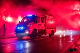 Huczne powitanie nowego samochodu dla jednostki OSP pod Tarnowem. Dla strażaków z Poręby Radlnej to obiecany prezent na 100-lecie jednostki