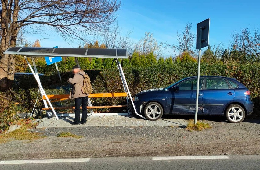 Wypadek w Ziemnicach, kobieta skasowała przystanek autobusowy