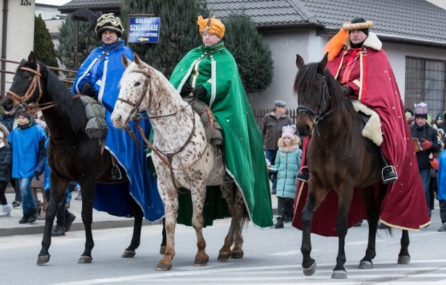 W niedzielę, 6 stycznia, orszak Trzech Króli już po raz szósty przeszedł ulicami Rawy. Pomimo mrozu mieszkańcy miasta dopisali i licznie wzięli udział w tym wydarzeniu. Przemarsz zakończył się spotkaniem z kolędnikami z klasztoru Ojców Pasjonistów i ciepłym posiłkiem.