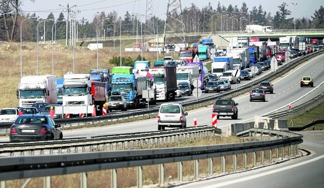 Polityka transportowa w regionie to, zdaniem niektórych ekspertów, jedynie wypadkowa starań grup interesów