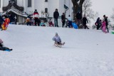 Białystok. Zimowe zabawy na górce przy kościele Zmartwychwstania Pańskiego (ZDJĘCIA)