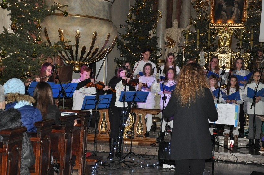 Schola Lenartowicka i zespół Sound of Heaven kolędowali w pleszewskiej farze