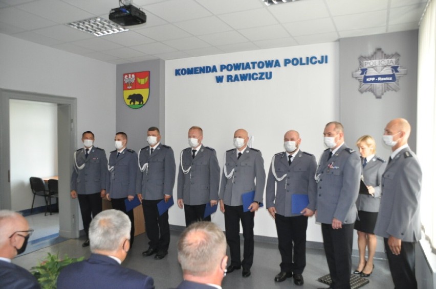 Rawicz - Święto Policji 2021. Oznaczenia i awanse na wyższe stopnie wśród funkcjonariuszy rawickiej jednostki [ZDJĘCIA]