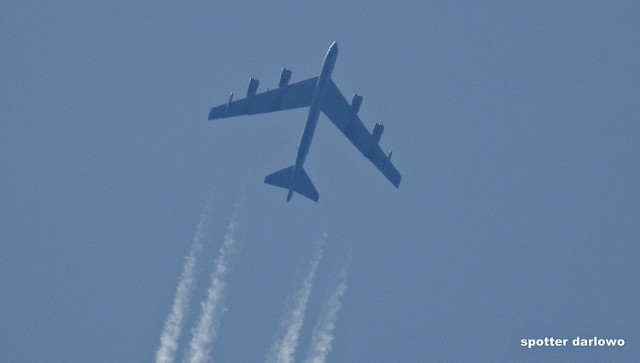 Uchwycony przez darłowskiego spottera boeing B-52H to "stratoforteca".
