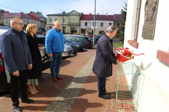 Burmistrz Staszowa Leszek Kopeć składa kwiaty pod tablicą Hieronima Łaskiego