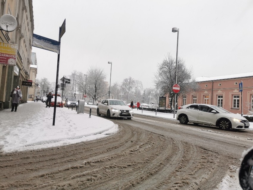 Atak zimy w Częstochowie. Warunki na drogach są bardzo trudne