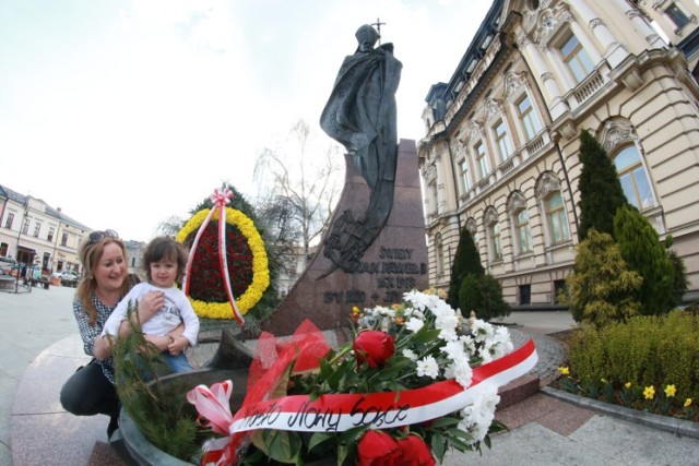 W niedzielę, 2 kwietnia, ulicami Nowego Sącza przejdą dwa Marsze Papieskie a ich uczestnicy o godz. 21 spotkają się pod pomnikiem św. Jana Pawła II w Rynku