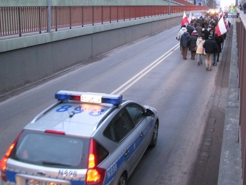 Lębork. Policjanci zabezpieczyli pochód upamiętniający ofiary katastrofy smoleńskiej