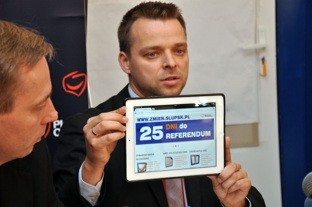 Marcin Dadel, szef koła PO w Słupsku prezentuje nową stronę internetową dotyczącą referendum