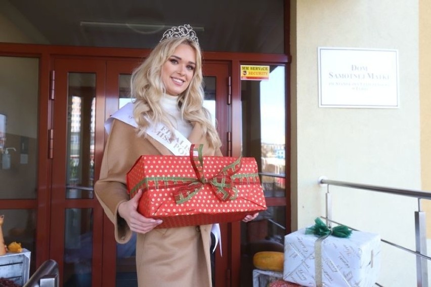 Miss Roksana Karolak wręczała prezenty w Domu Samotnej Matki. Prezenty rozwozili także mikołaje na motocyklach ZDJĘCIA