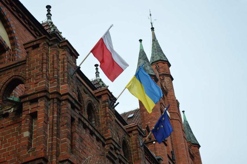 Lębork. W geście solidarności na budynku ratusza pojawiła się ukraińska flaga.