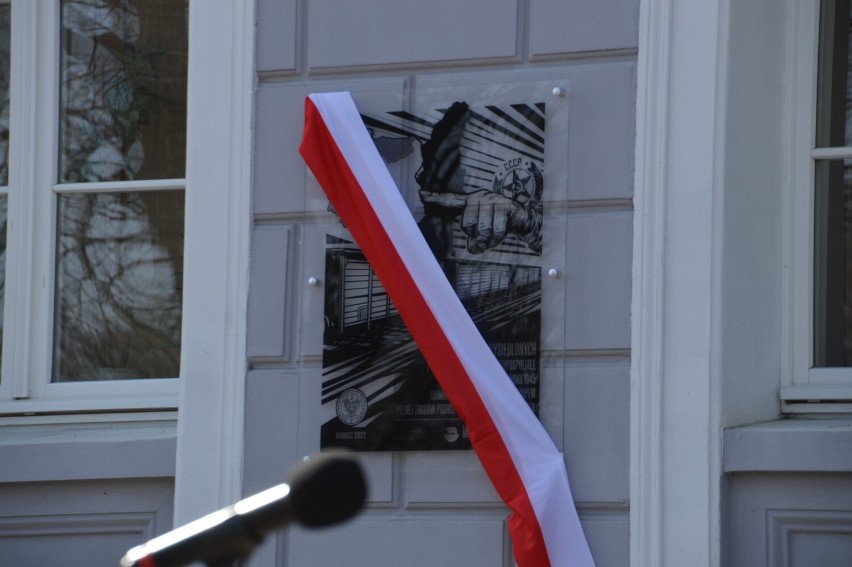 Odsłonięto tablicę umieszczoną na fasadzie budynku dworca PKP w Rawiczu. Upamiętnia repatriantów ze Wschodu wysiedlonych z Kresów [ZDJĘCIA]