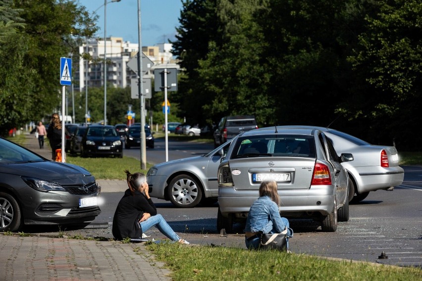 Dwa poranne wypadki w Rzeszowie. Brało w nich udział po kilka aut [ZDJĘCIA]