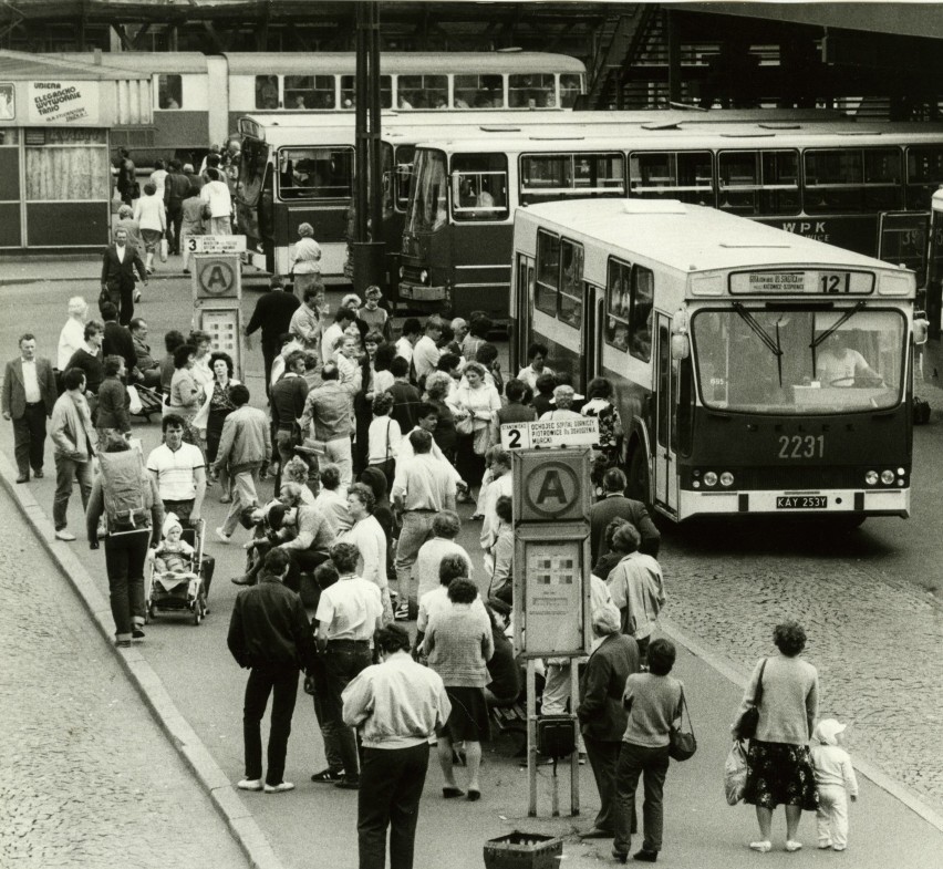 Ikarus na przystanku na placu Szewczyka