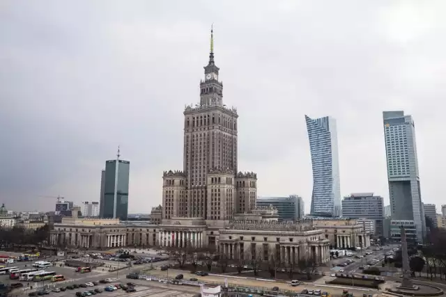 Wybory samorządowe 2018 już w tą niedzielę, 21 października. Fundacja Wolni Obywatele RP postanowili, że właśnie wtedy, a dokładniej dzień przed, zorganizują wyświetlenie grafiki Konstytucja na Pałacu Kultury i Nauki. Cena takiego wyświetlania przez tydzień to koszt aż.. 30 tys złotych. Członkowie fundacji zorganizowali zbiórkę publiczną aby uzyskać potrzebną kwotę.