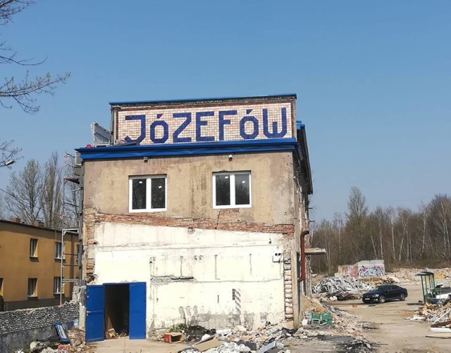 Pierwsze zdjęcia prezentują obecny stan Józefowa, a kolejne pochodzą z 2014 roku, kiedy zakład był wyburzany