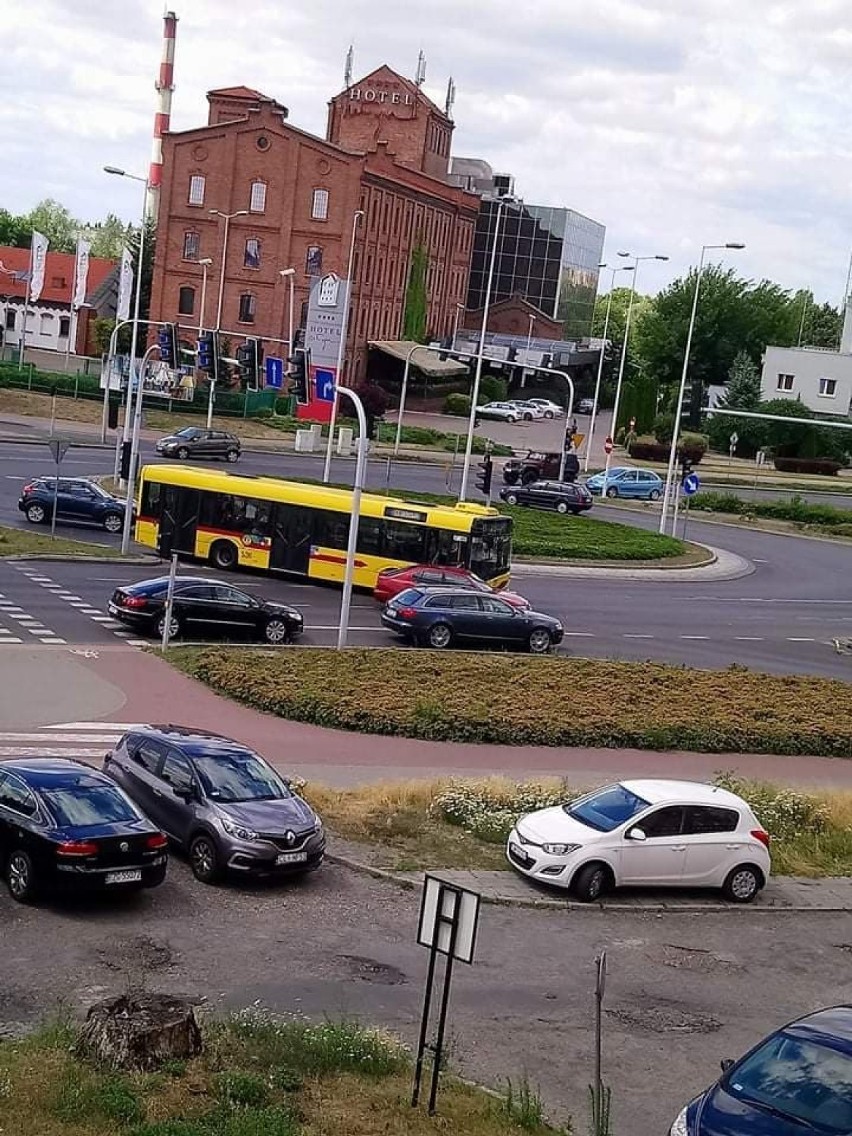 Zderzenie autobusu MPK z nissanem we Włocławku [zdjęcia]