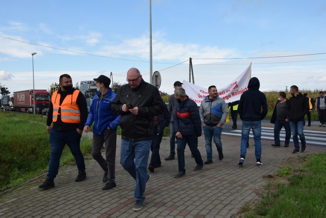 Rolnicy z powiatów toruńskiego, brodnickiego, wąbrzeskiego i golubsko-dobrzyńskiego spotkali się 7 października na rondzie w Lipnicy, aby wyrazić swój sprzeciw w związku z uchwaloną przez Sejm nowelizacją ustawy o ochronie zwierząt