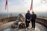 Kraków. Konsul generalna Erin Nickerson złożyła kwiaty na Kopcu Kościuszki w 205. rocznicę śmierci Tadeusza Kościuszki
