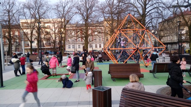 Plac zabaw na Kwadracie w niedzielę około 17.00