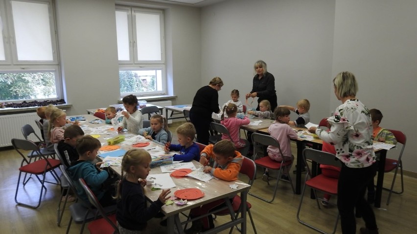 Jesienne zajęcia w Staszowie. Przedszkolaki odwiedziły bibliotekę (ZDJĘCIA)