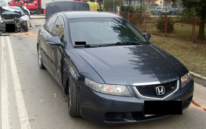 Fiat kontra honda - groźna kolizja na skrzyżowaniu w Busku-Zdroju [ZDJĘCIA]