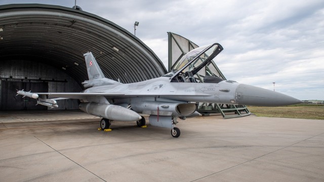 Samolot wielozadaniowy F-16 C/D BLOCK 52+
Dane taktyczno-techniczne:

- długość 15,03 m;
- rozpiętość skrzydeł 9,45 m;
- masa maks. 21,77 t;
- prędkość maks. 2,2 Ma;
- maks. zasięg około 5000 km.