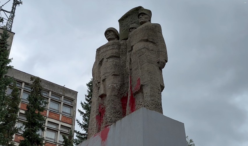 1 września składali wieńce pod pomnikiem, na którym stoi żołnierz sowiecki