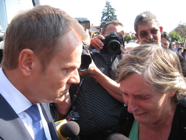 Premier Tusk ocierał łzy. Pani Teresa czeka na pomoc obiecaną przez premiera Donalda Tuska