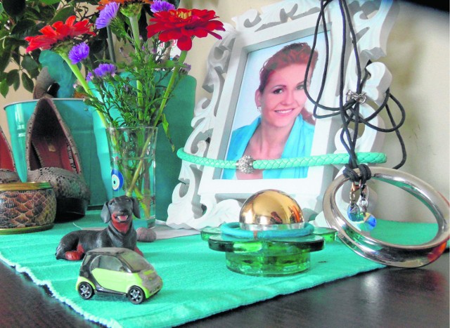 Pamiątki po Hani z domu jej rodziców: portret, naszyjnik, który miała w dniu zabójstwa oraz miniaturka jej samochodu