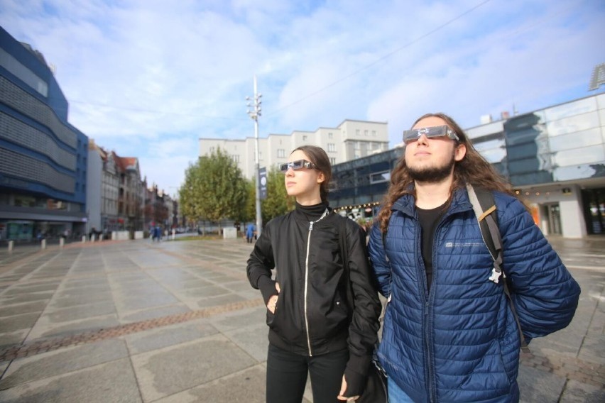 Zaćmienie Słońca 2022. Mieszkańcy Katowic podziwiali to zjawisko na rynku