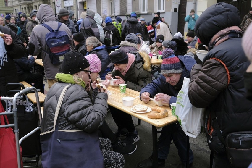 Na odwiedzających czekały m.in. ciepłe posiłki....