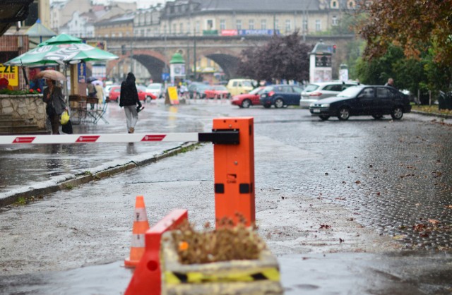 Zarządca pobiera opłaty za parkowanie, a gminie płaci 20 procent docelowej kwoty dzierżawnej, na jaką opiewała umowa. PSS tłumaczy, że blokują ją względy proceduralne.