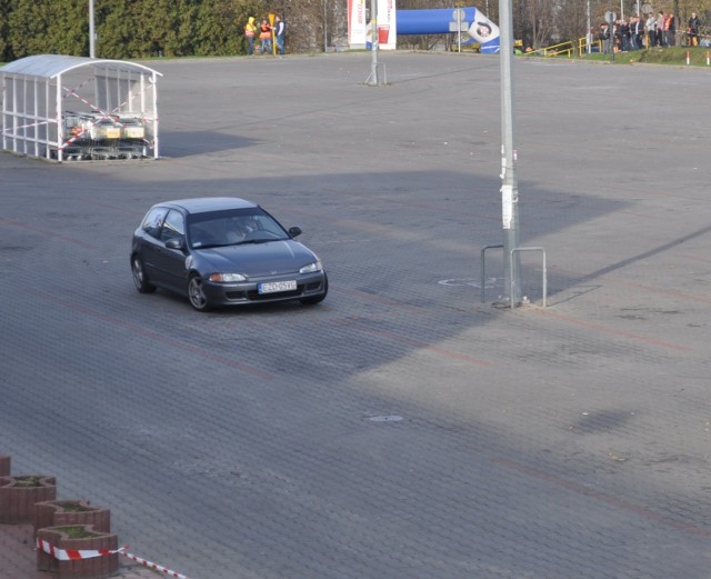 Kierowcy ścigali się ma parkingu przy Intermarche w Piotrkowie. To już druga edycja Okręgowego Konkursu Zręczności Kierowców "Niepodległości" w Piotrkowie