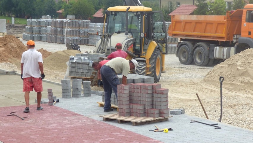 Choć mamy wakacje, pełną parą trwają prace przy budowie...